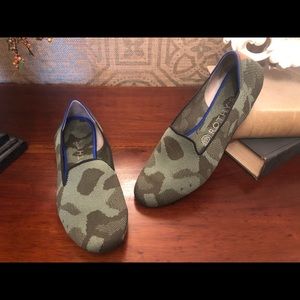Rothys camo Loafers 8.5 EUC. Insoles washed